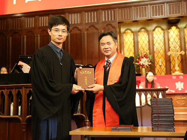 华东神学院举行2015届毕业感恩礼拜暨毕业典礼 华东神学院举行2015届毕业感恩礼拜暨毕业典礼